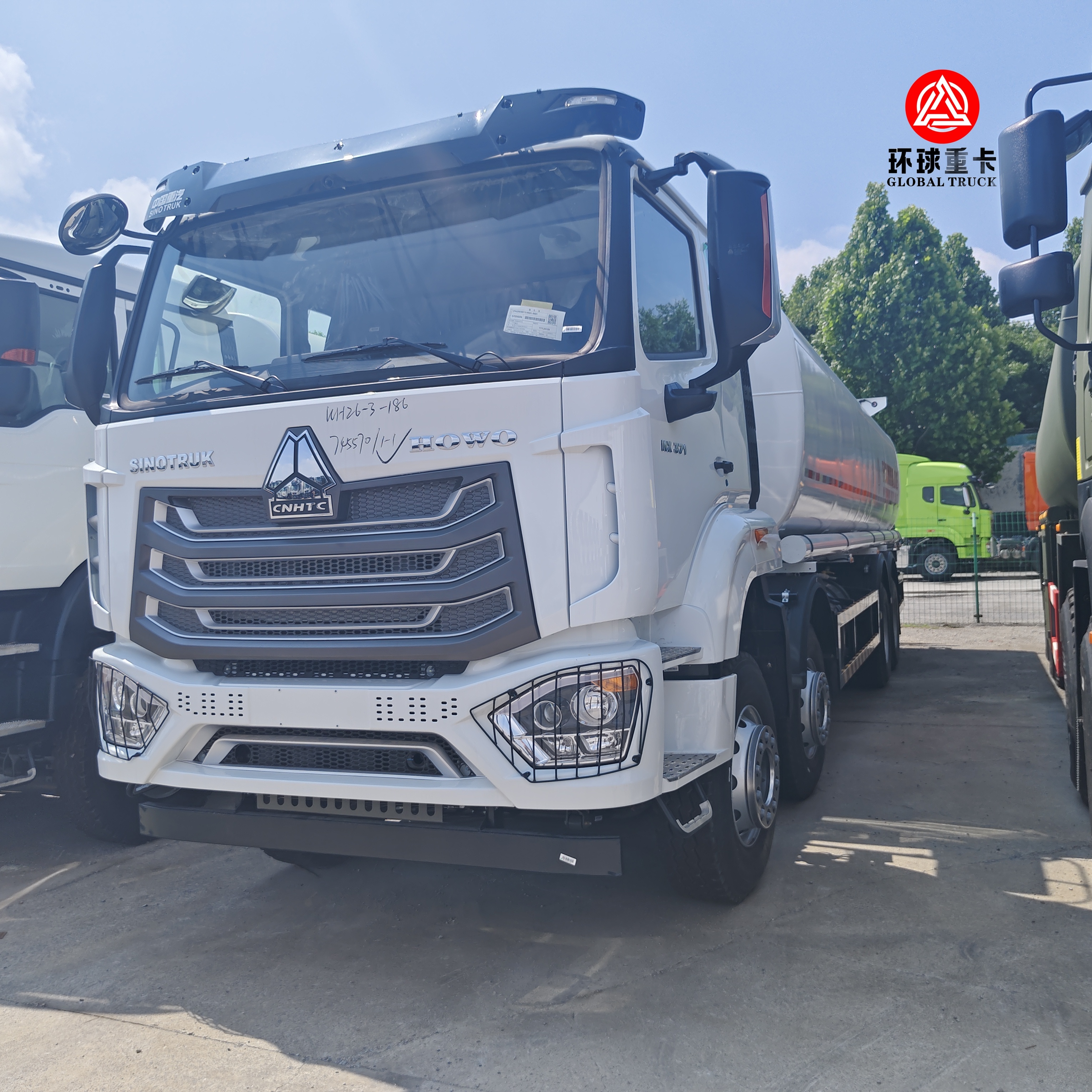 HOWO NX 8x4 30000L Brandstoftankwagen Zware Diesel Bowser Truck voor de Mozambikaanse Markt