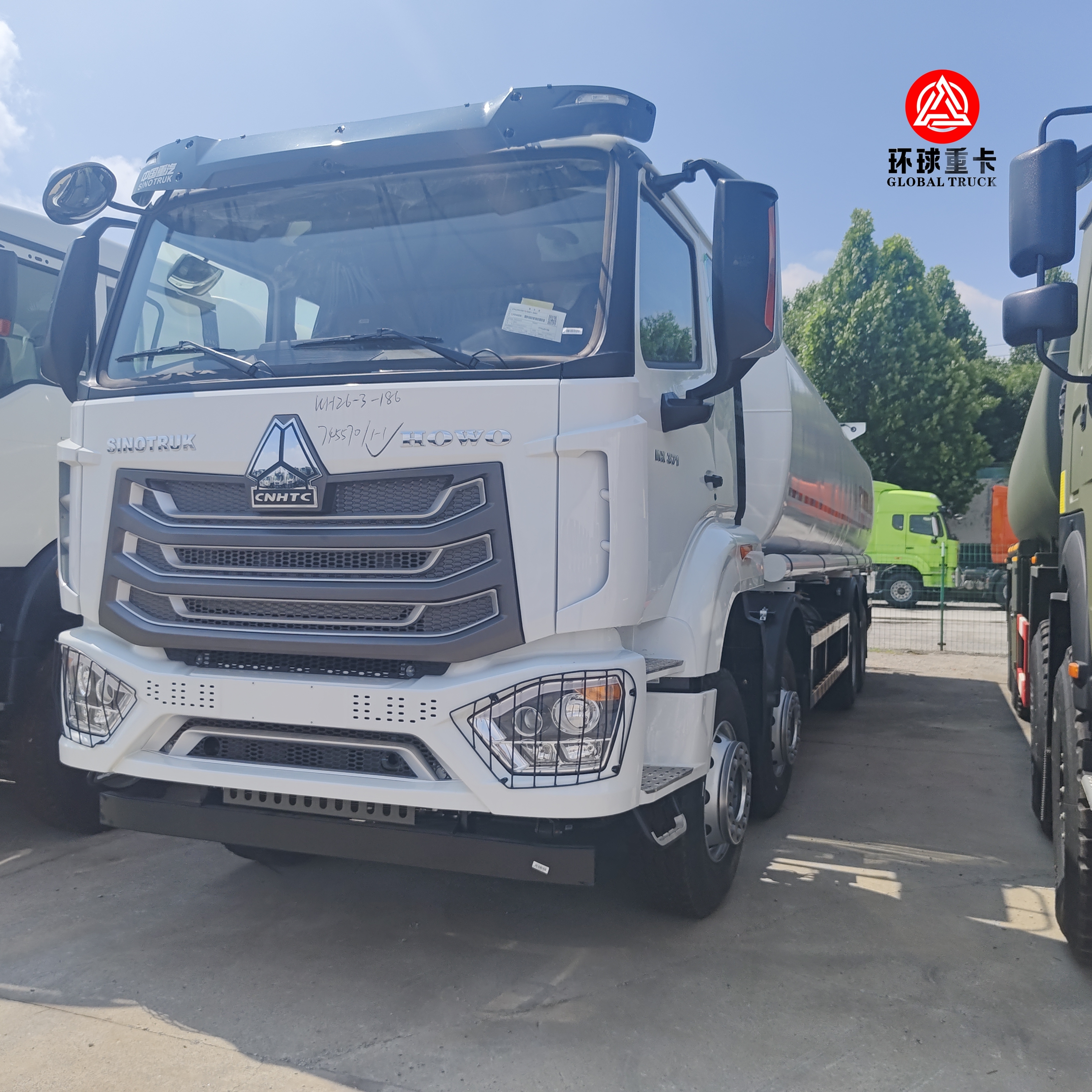 HOWO NX 8x4 30000L brandstoftankwagen zware dieseltankwagen voor het transport van brandstof in Kenia