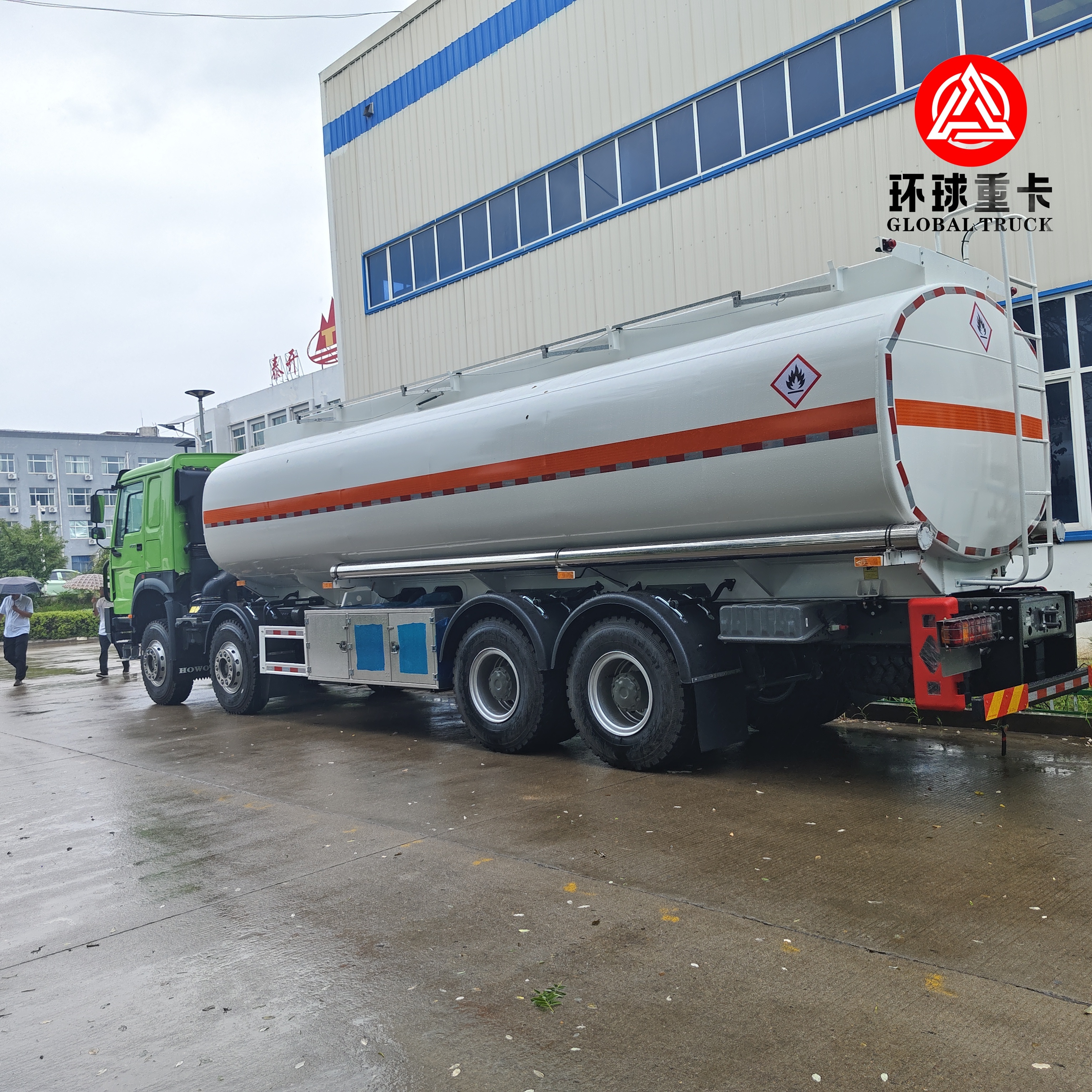 Brand New HOWO TX 8×4 Aluminum Alloy Fuel Bowser for Ghana
