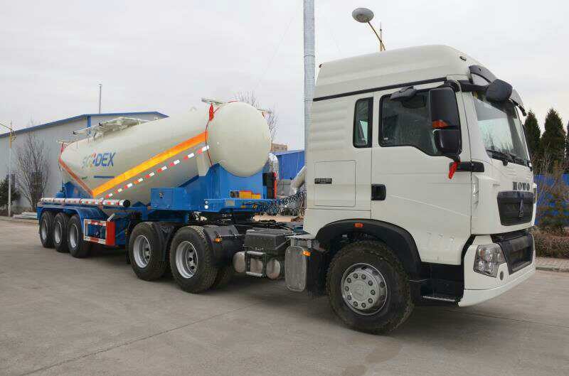 Semi Vervoer van het de Emulsieexplosief van de latexmatrijs - Aanhangwagen voor Mijnen die 30 Ton vernietigen van de Ladingscapaciteit 22m3 het Volume